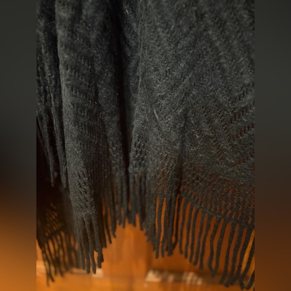 Nine West One Size Raschel Fringe Hem Knit Ruana - Picture 10 of 17